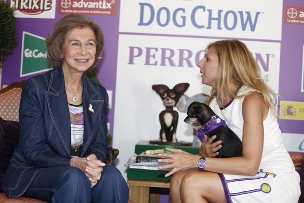 La Reina Sofía apoya y promueve la adopción de perros sin hogar