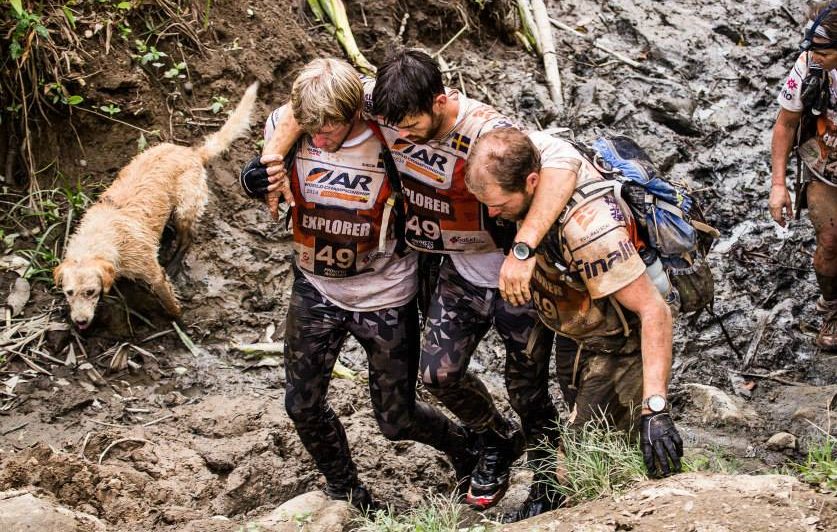 Perro sin casa sigue deportistas extremos por selva Ecuador y lo adoptan en Suecia