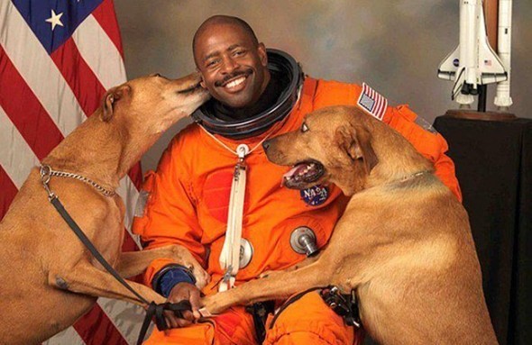 Astronauta se retrata con sus perros en foto oficial de la NASA