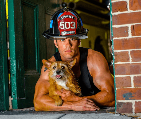 Guapos bomberos dejan los incendios para salvar perros