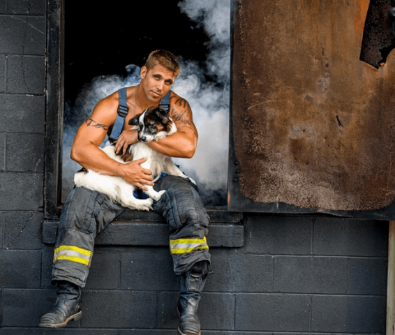 bomberos hacen calendario para ayudar perros