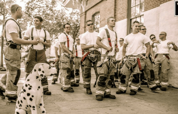 bomberos hacen calendario para ayudar perros