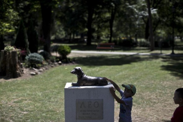 Perro héroe da su vida por salvar a niña y en su honor recibe estatua