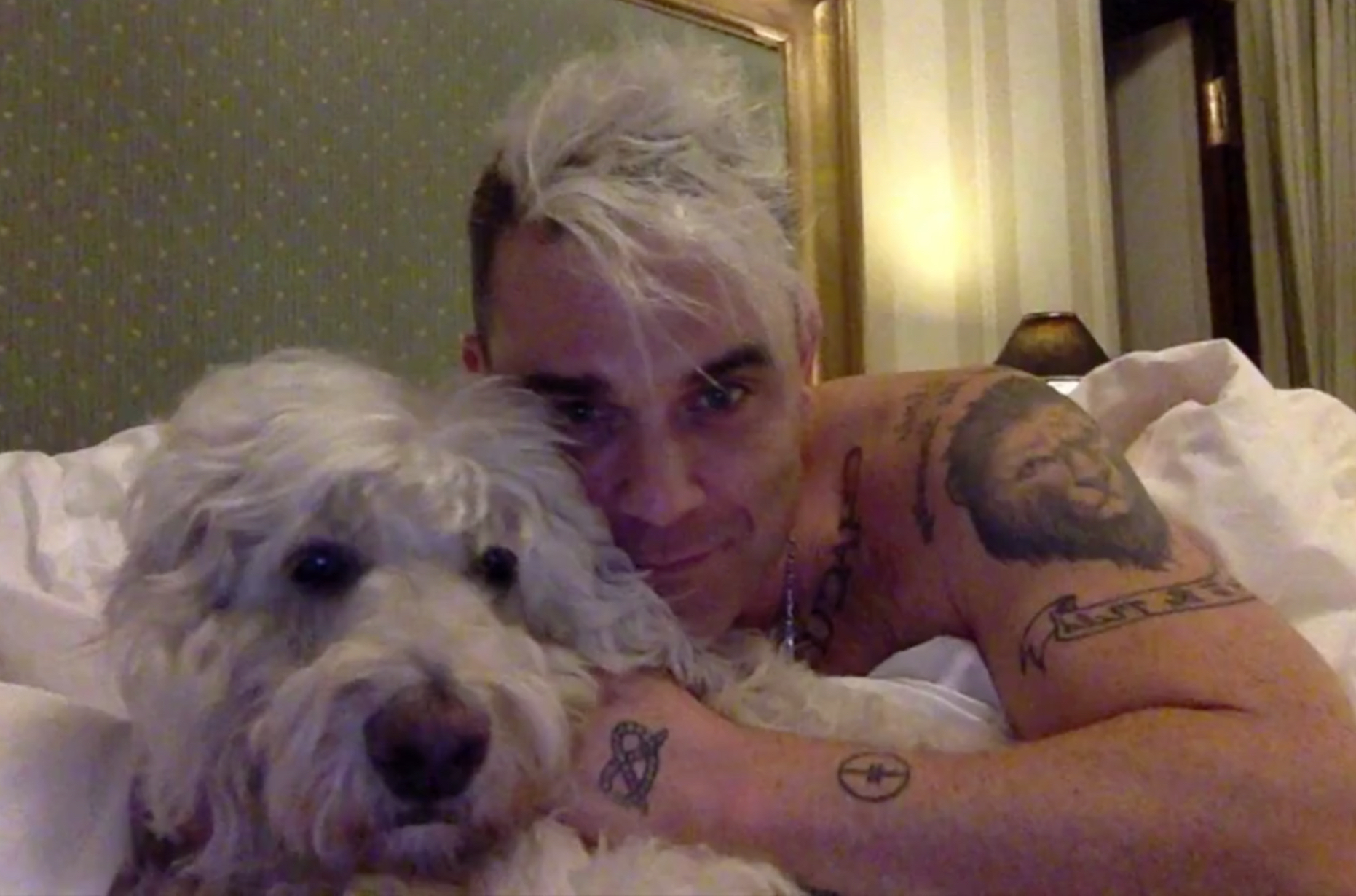 Muere perro de Robbie Williams. Le rinde tributo a sus años juntos, QDEP