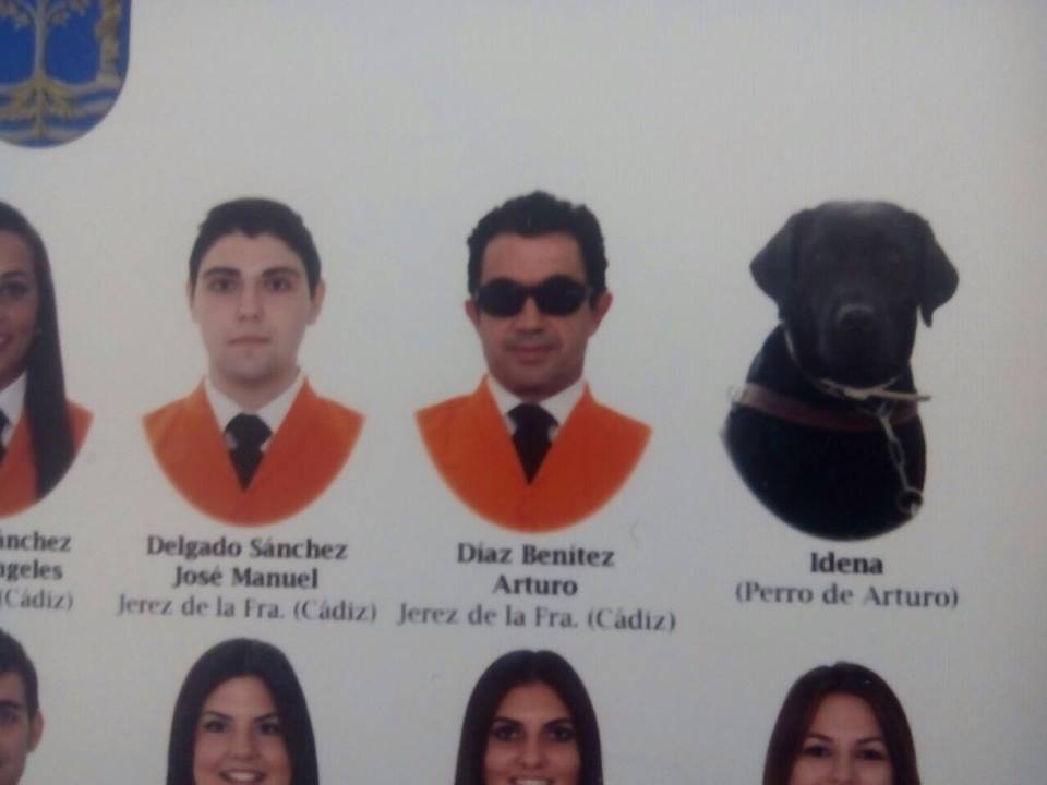 Universidad incluye Perro guía en foto de graduación de su humano invidente