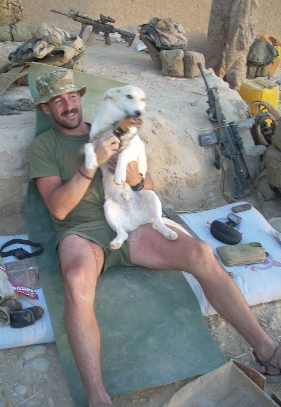Soldado salva a perro durante guerra