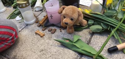 Memorial de perro fallecido en ataque terrorista